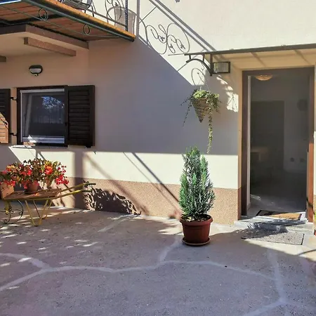 1 Bedroom Amazing In Διαμέρισμα Rubesi